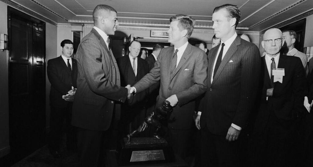 Ernie Davis hizo historia; Las Estrellas Negras sentaron las bases ante él.
