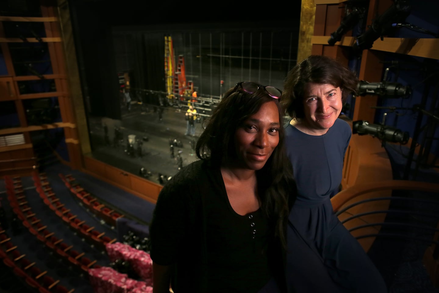 De izquierda a derecha: la dramaturga Kirsten Greenidge y la directora Melia Bensussen hacen una pausa antes de un ensayo en el Huntington Theatre.