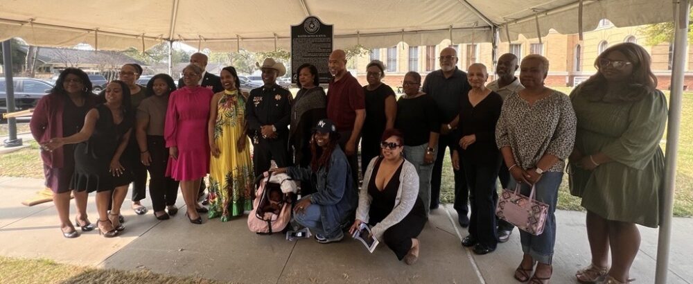 Los aplausos estallaron el viernes en una reunión familiar en el juzgado del condado de Fort Bend después de que se dedicara y revelara un marcador histórico de Texas a Walter Burton, un ex esclavo de Carolina del Norte que se convirtió en el primer sheriff afroamericano electo en los Estados Unidos. 