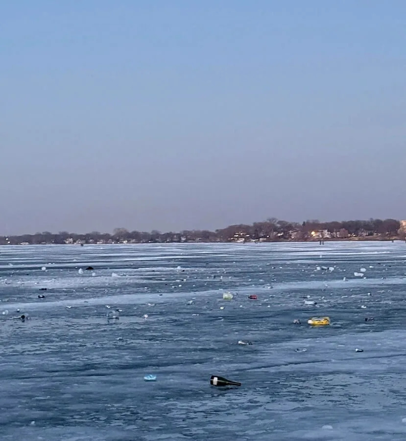La basura esparcida por el lago Mendota congelado se volvió viral después del incidente, lo que inspiró a los estudiantes de la Universidad de Wisconsin a ayudar a limpiar los escombros.