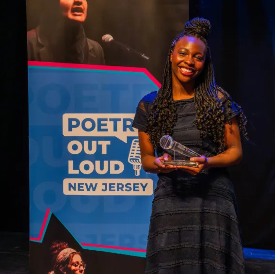 Los estudiantes de Shore arrasan en la final de Poetry Out Loud de Nueva Jersey