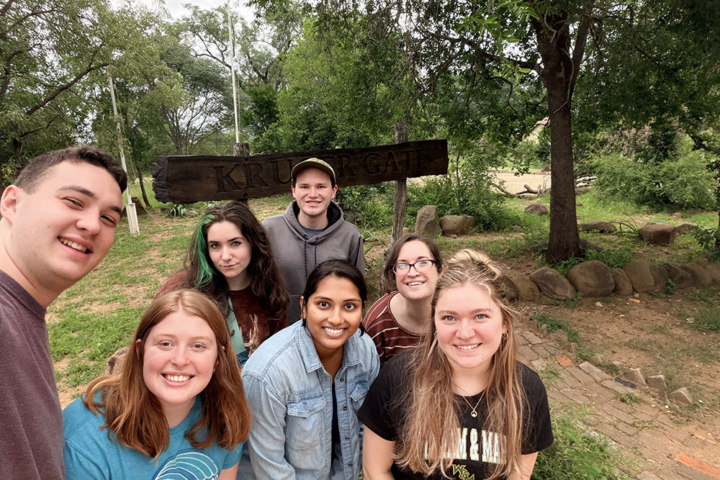Estudiantes de William & Mary estudian heces de gatos en Sudáfrica – W&M News