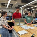 Los estudiantes de AAHS usan sus habilidades para ayudar a los estudiantes más jóvenes con necesidades de adaptación