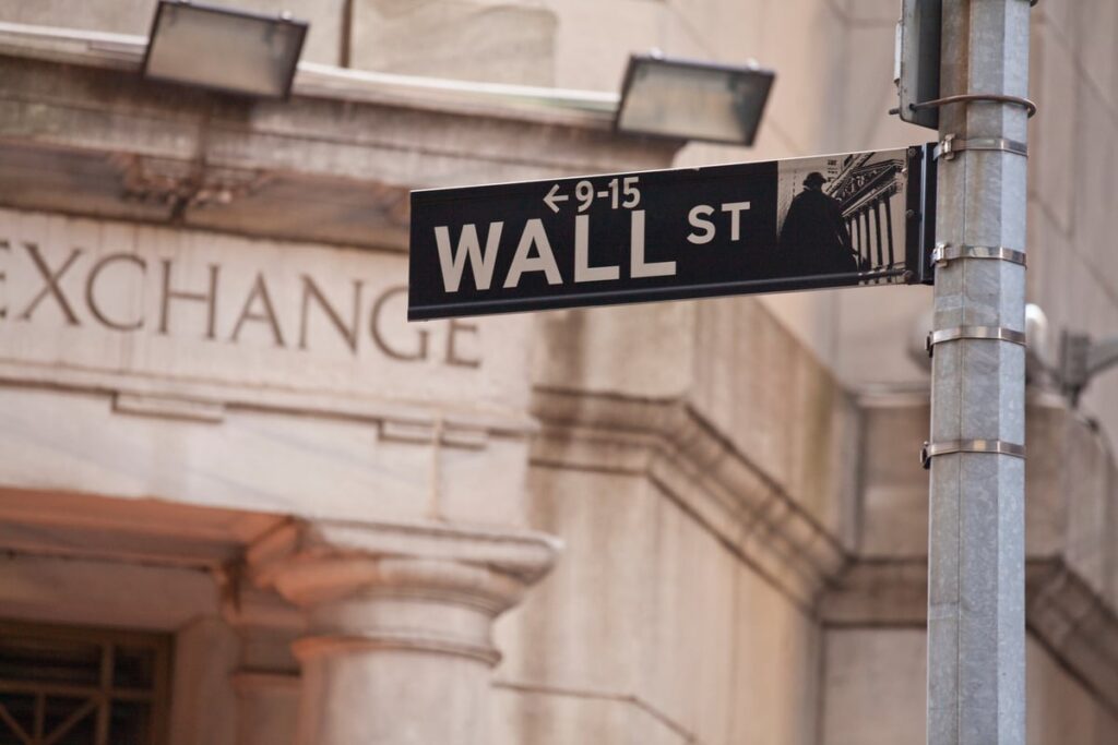 Cómo empezar a invertir en bolsa hoy con 10.000$