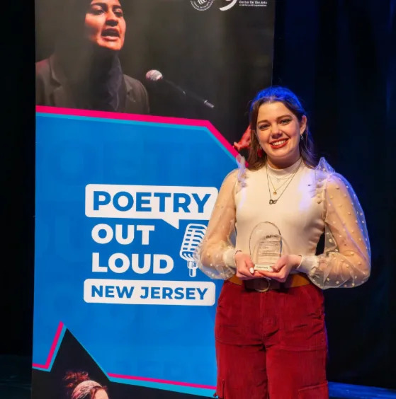 Evelynn Knox, estudiante de segundo año de la Escuela Regional Henry Hudson en Highlands, es la segunda finalista estatal en Poesía en voz alta de Nueva Jersey.