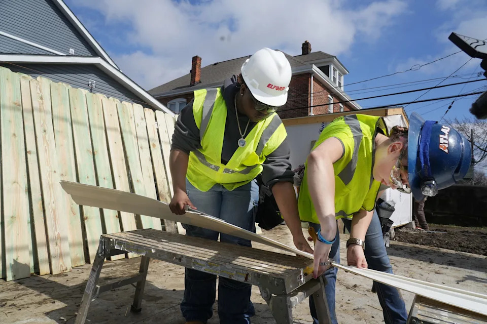 Los estudiantes de secundaria Amilleonna Golden (izquierda) y Angel Jarvis cortaron material el viernes 6 de marzo de 2026 en una casa en Old Leonard Avenue en Columbus, que es parte del proyecto de colaboración del Fort Hayes Career Center con Habitat for Humanity-MidOhio y el Departamento de Servicios de Construcción y Zonificación de la ciudad de Columbus.