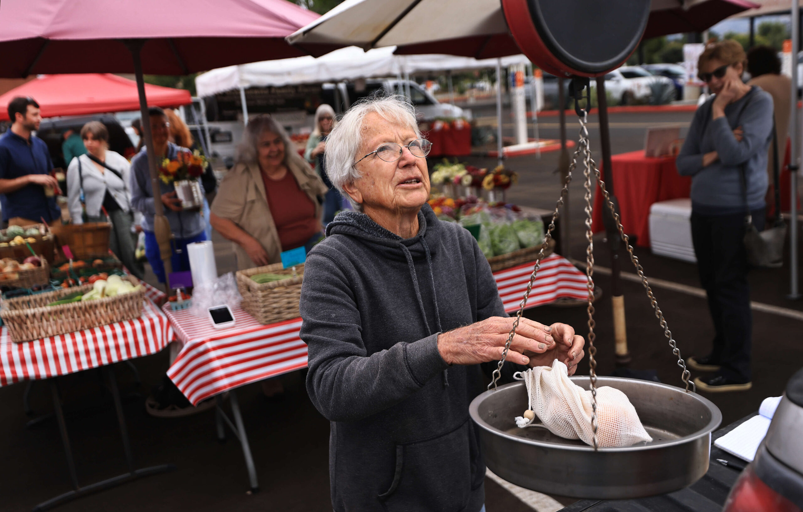 83 Renee Kiff de Ridgeview Farm en Alexander Valley pesa melocotones de su granja durante el mercado de agricultores certificados de Santa Rosa en el Centro para las Artes Luther Burbank en Santa Rosa, el miércoles de 2023. 2 de agosto (Kent Porter/The Press Democrat)