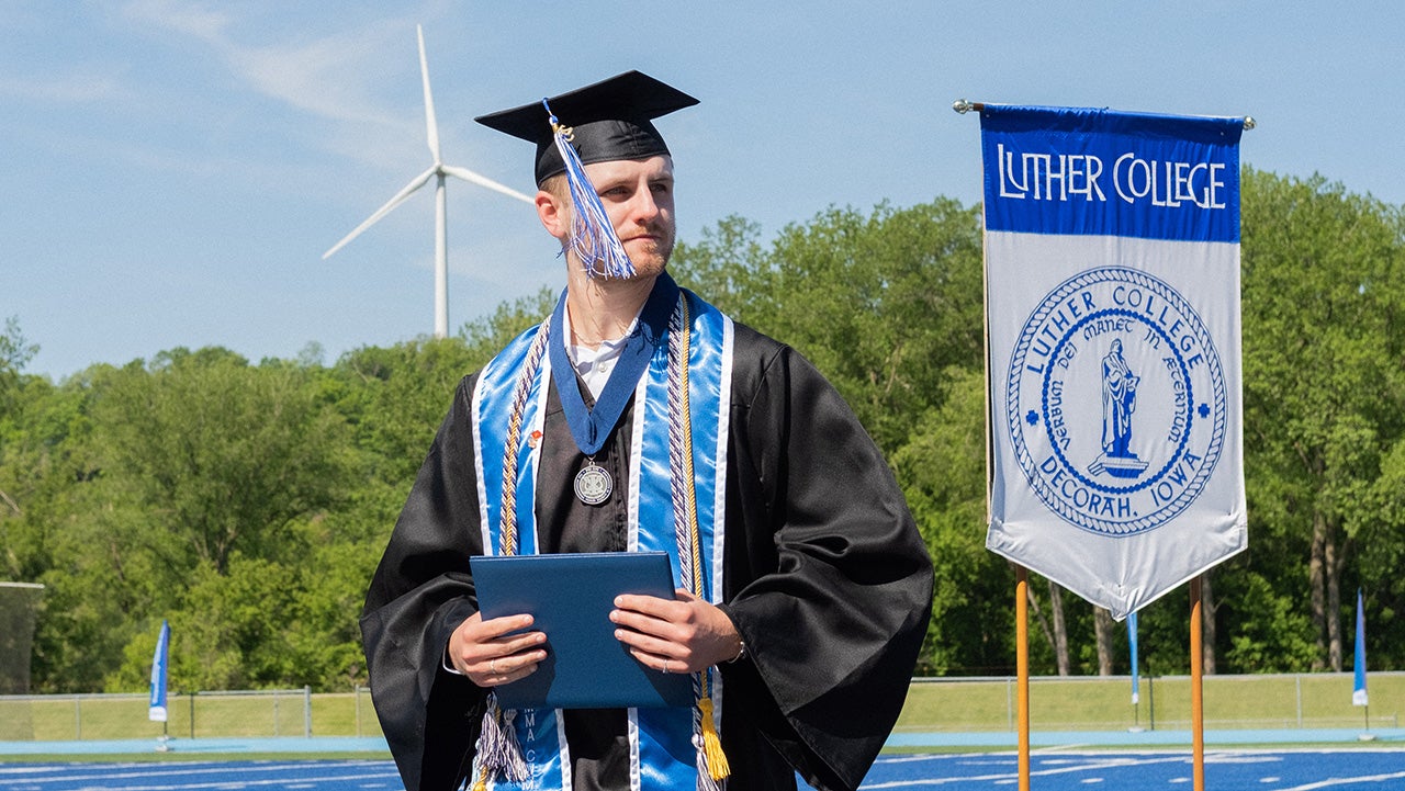 Se graduó en el Luther College.