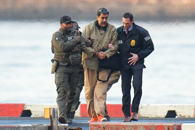 Nicolás Maduro es escoltado por agentes de la DEA con las muñecas atadas con bridas