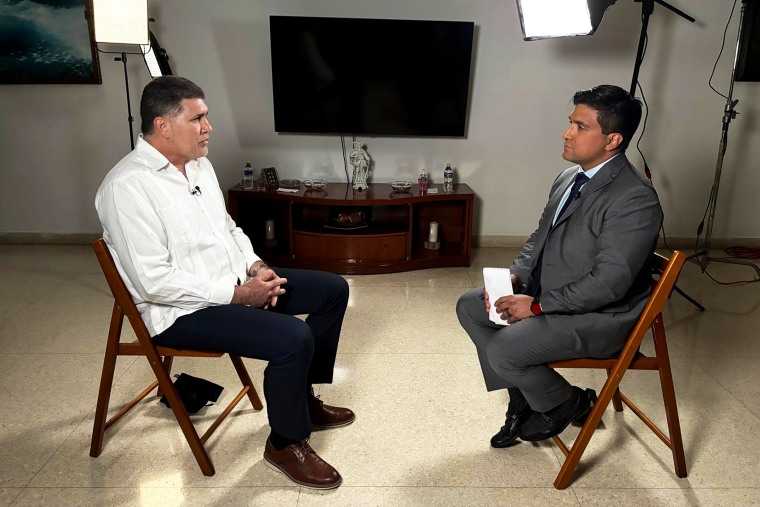 El viceprimer ministro cubano Oscar Pérez-Oliva Fraga, izquierda, es entrevistado por George Solis de NBC News.