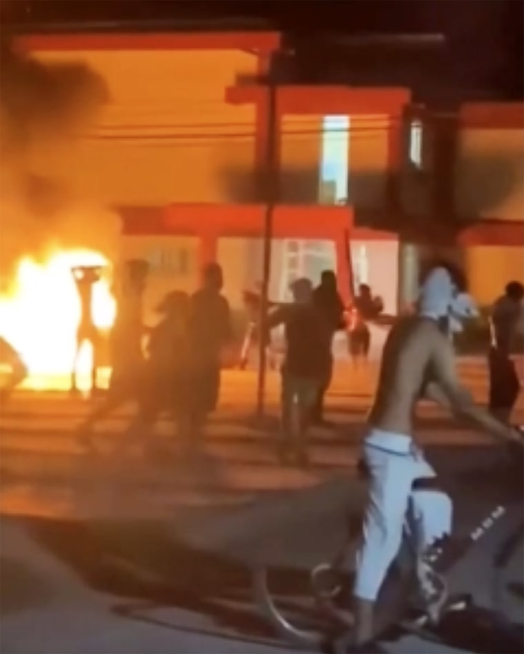 Manifestantes antigubernamentales frente a la oficina del Partido Comunista en Morón, al norte de Cuba, la madrugada del sábado.