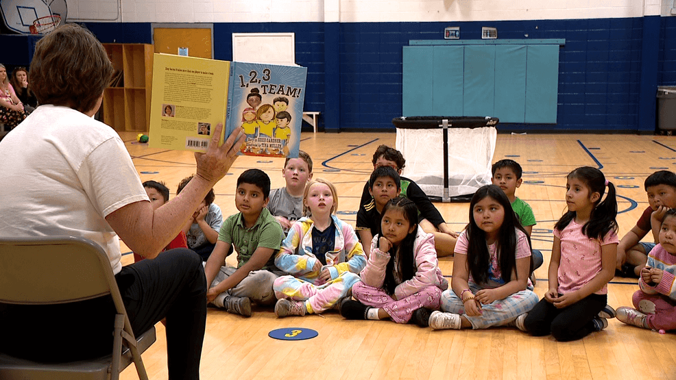 Susie Gardner, ex entrenadora principal de mujeres en la Universidad Mercer en Macon, Georgia, 2026. El 5 de marzo leyó un libro que escribió para estudiantes de primaria en el oeste de Carolina del Norte. (Crédito de la foto: personal de WLOS)