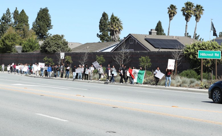 Estudiantes de Academia Bilingüe protestan contra ICE y Trump