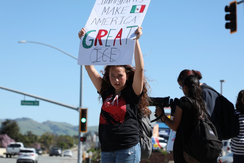 Estudiante de HDLA muestra su cartel que dice