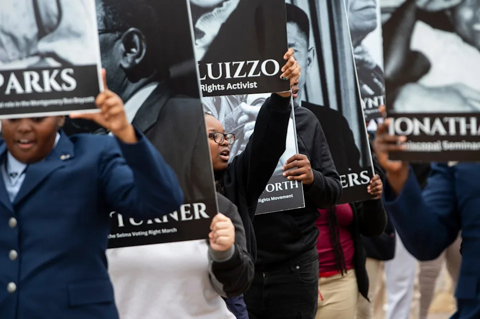 Estudiantes de Alabama siguen los pasos de los manifestantes por el derecho al voto de Selma