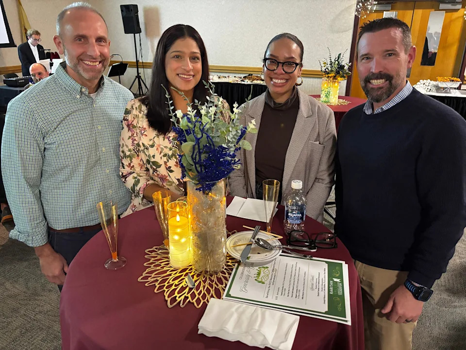Los miembros de la comunidad de Raritan Valley Community College demuestran su generosidad y voluntad de retribuir y ayudar a los necesitados durante una 
