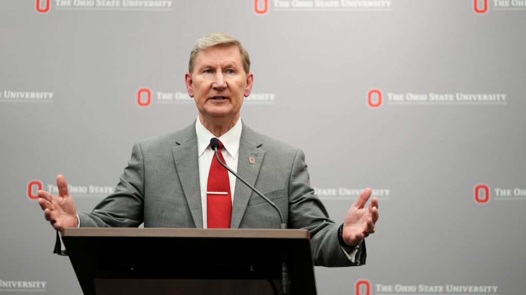 Los estudiantes de Ohio State reaccionan a la renuncia del presidente Ted Carter