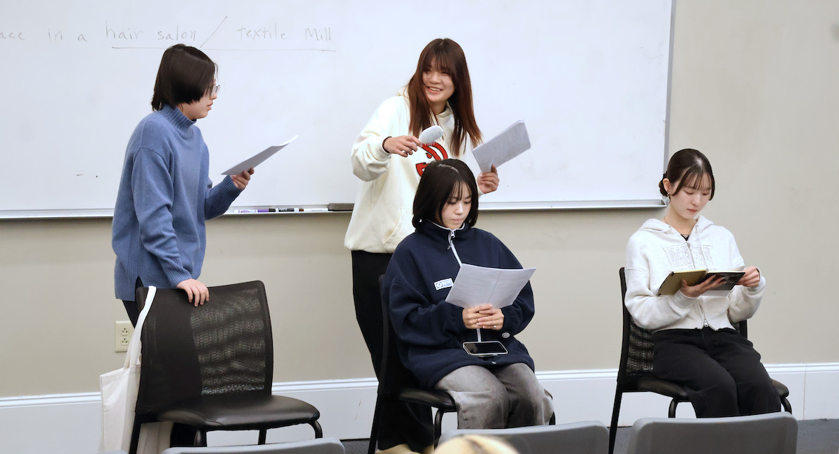 Estudiantes universitarios de primer año de Japón recrean una escena de Steel Magnolias y mejoran sus habilidades en inglés en el Programa Intensivo de Inglés de Invierno de Presbyterian College.