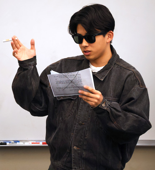 Un estudiante japonés de primer año recrea una escena de Steel Magnolias para mejorar sus habilidades en inglés en el programa intensivo de inglés de invierno de Presbyterian College.