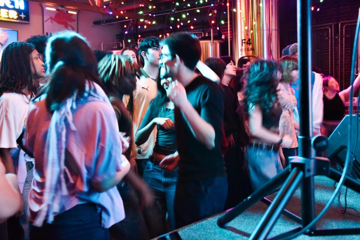 La gente baila cerca del escenario.