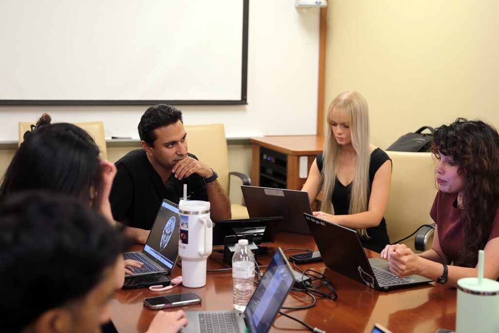 Estudiantes de Medicina de UCF comparten investigaciones pediátricas en todo el mundo