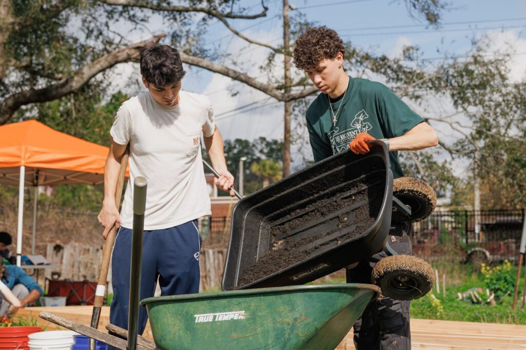 Un gran evento en Tallahassee involucra a 1,100 estudiantes universitarios en servicio comunitario en toda la ciudad