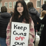 Estudiantes y profesores de la UNH se marchan para protestar contra el proyecto de ley de transporte del campus