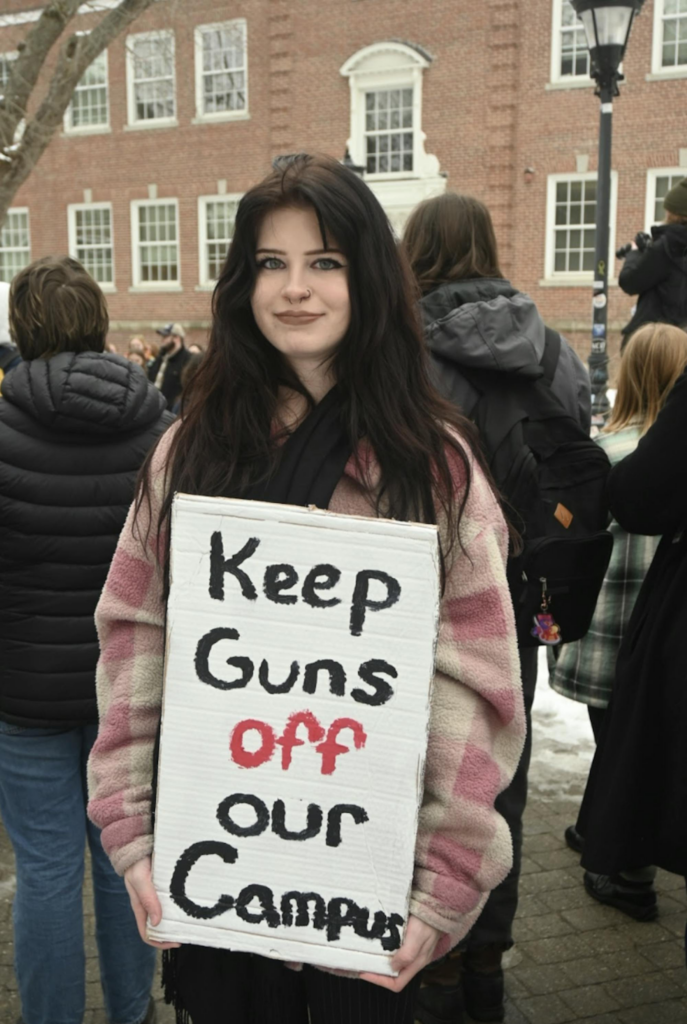 Estudiantes y profesores de la UNH se marchan para protestar contra el proyecto de ley de transporte del campus