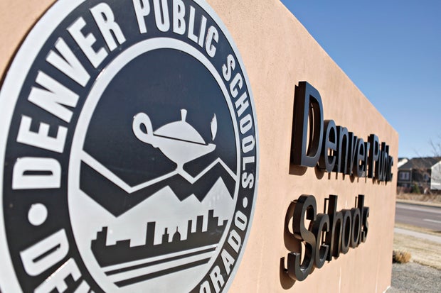 Estudiantes, familias y junta directiva de las Escuelas Públicas de Denver debaten cambios de política relacionados con ICE