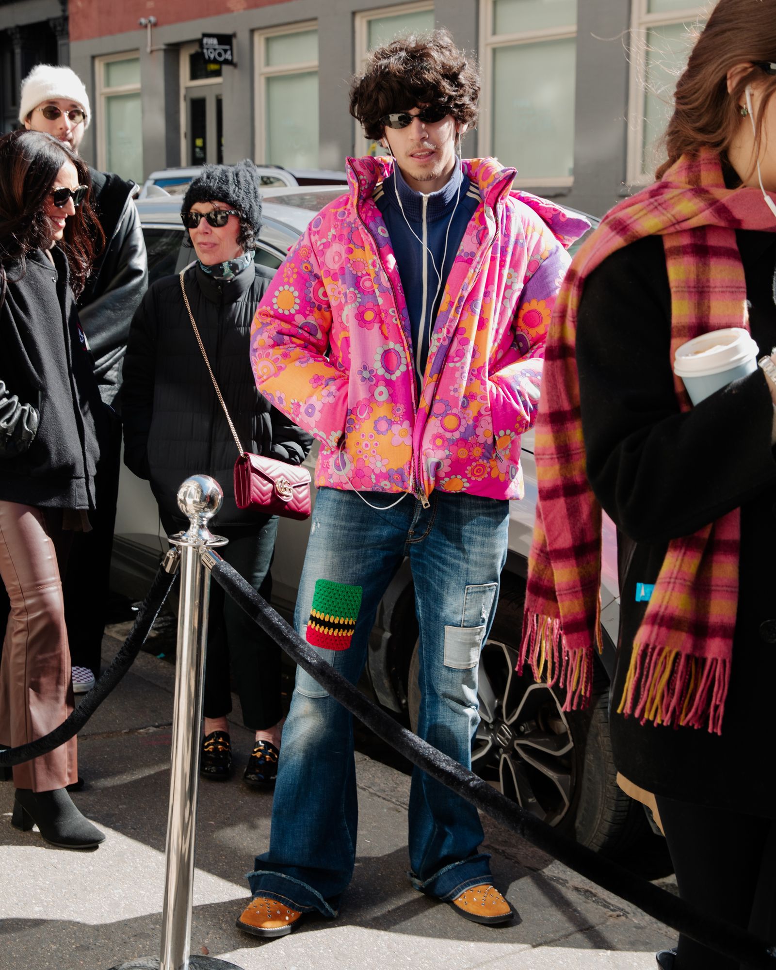 La foto puede contener Ropa Pantalones Abrigo Chaqueta para adultos Jeans Accesorios Gafas Zapatos y botas