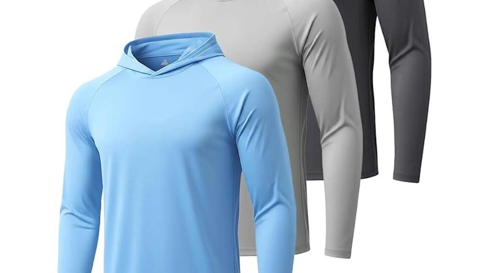 Amazon tiene un paquete de 3 capuchas para el sol para una máxima protección de la piel a la venta por $33, es decir, $11 por camisa.