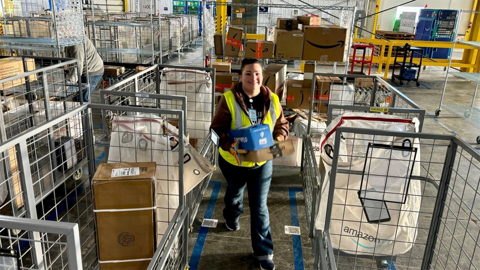 Amazon está gastando 4.000 millones de dólares este año para ampliar su alcance con entregas el mismo día y al día siguiente en algunas de las zonas más remotas de Estados Unidos, incluido Wyoming. Para los residentes rurales y las pequeñas empresas, la entrega rápida cambia las reglas del juego. Amazon abre sitios de entrega flexibles para Casper y Gillette en 2024