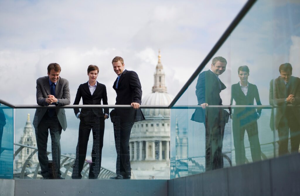 Equipo jurídico en una terraza en Londres