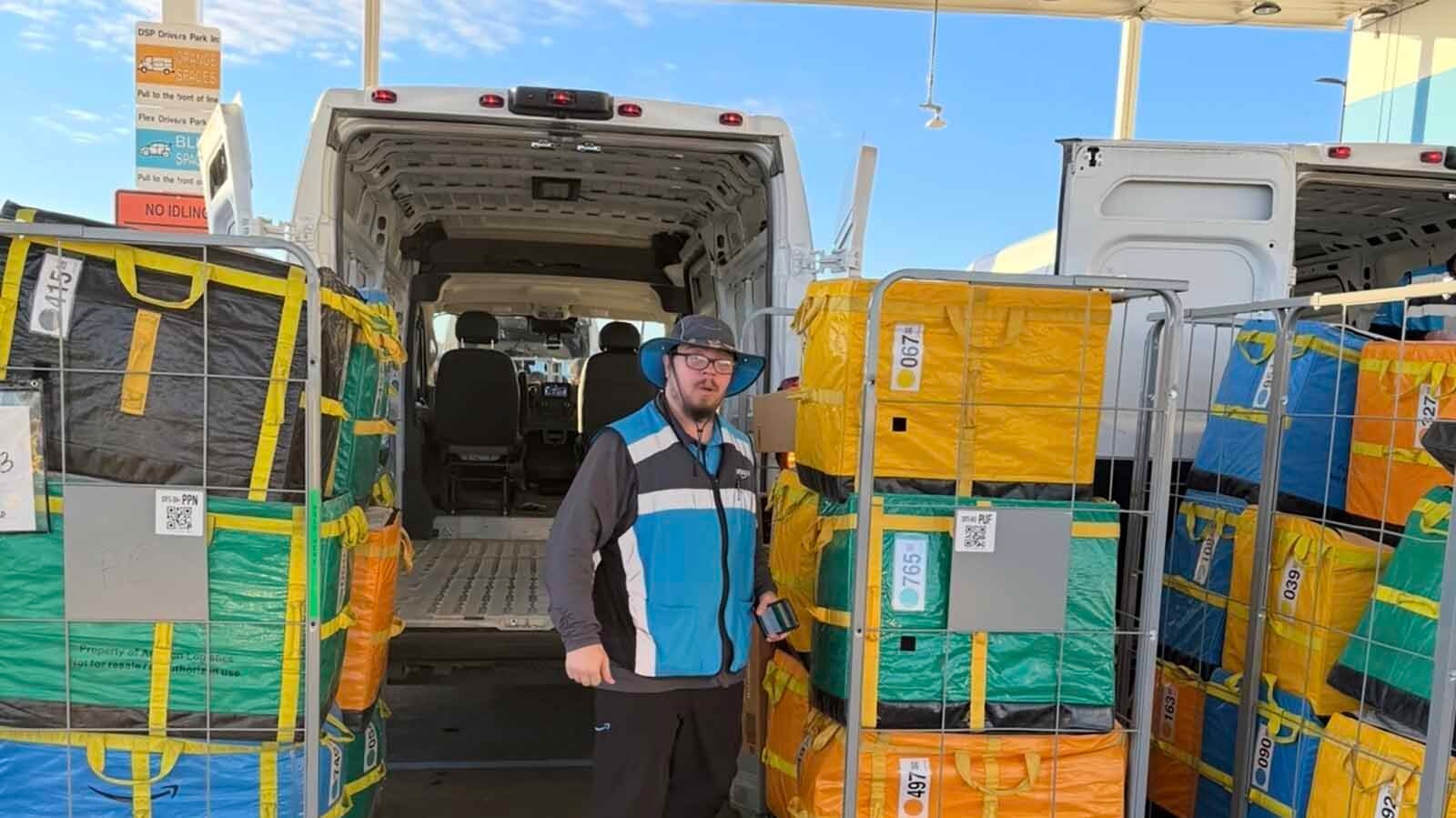 Los paquetes de Amazon se están cargando en una camioneta de reparto para su entrega en la zona rural de Montana y partes de Wyoming.