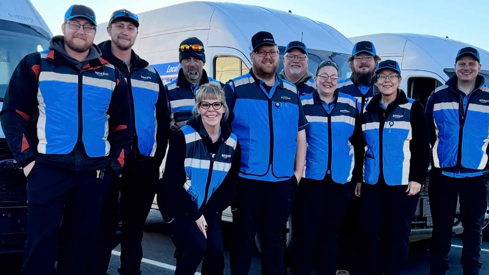 El equipo de Righteous Roues Logistics, que realiza entregas en ubicaciones rurales del Amazonas tanto en Montana como en Wyoming.