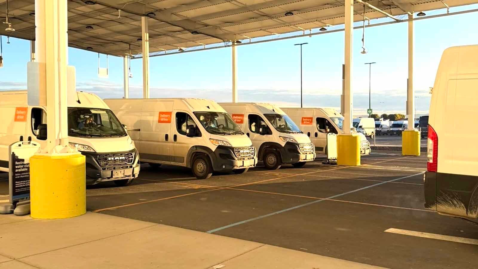 Las furgonetas de Righteous Routes Logistics que realizan entregas a Amazon en Montana y Wyoming están listas para funcionar.