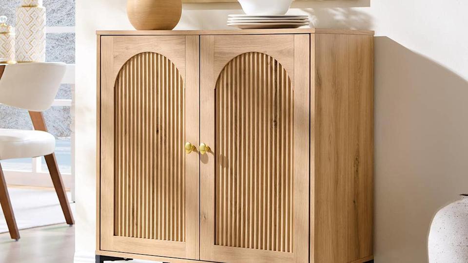 El elegante gabinete arqueado de 2 puertas de $ 140 de Amazon está a la venta por solo $ 92
