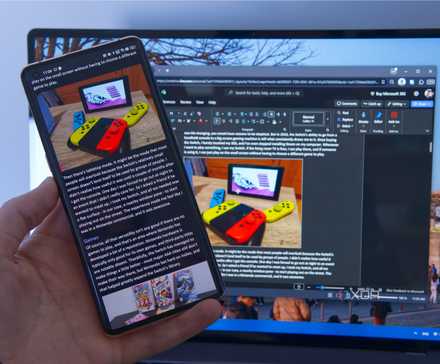Un teléfono que ejecuta Microsoft Word con una computadora ejecutándose en segundo plano editando el mismo documento