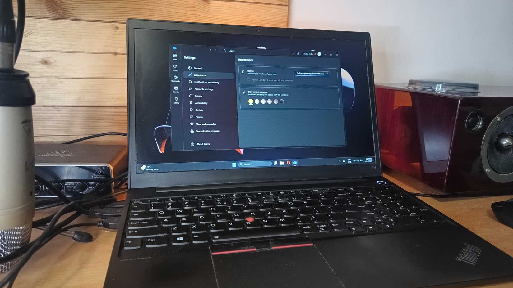 Computadora portátil con Windows 11 que muestra la configuración de Microsoft Teams en acción