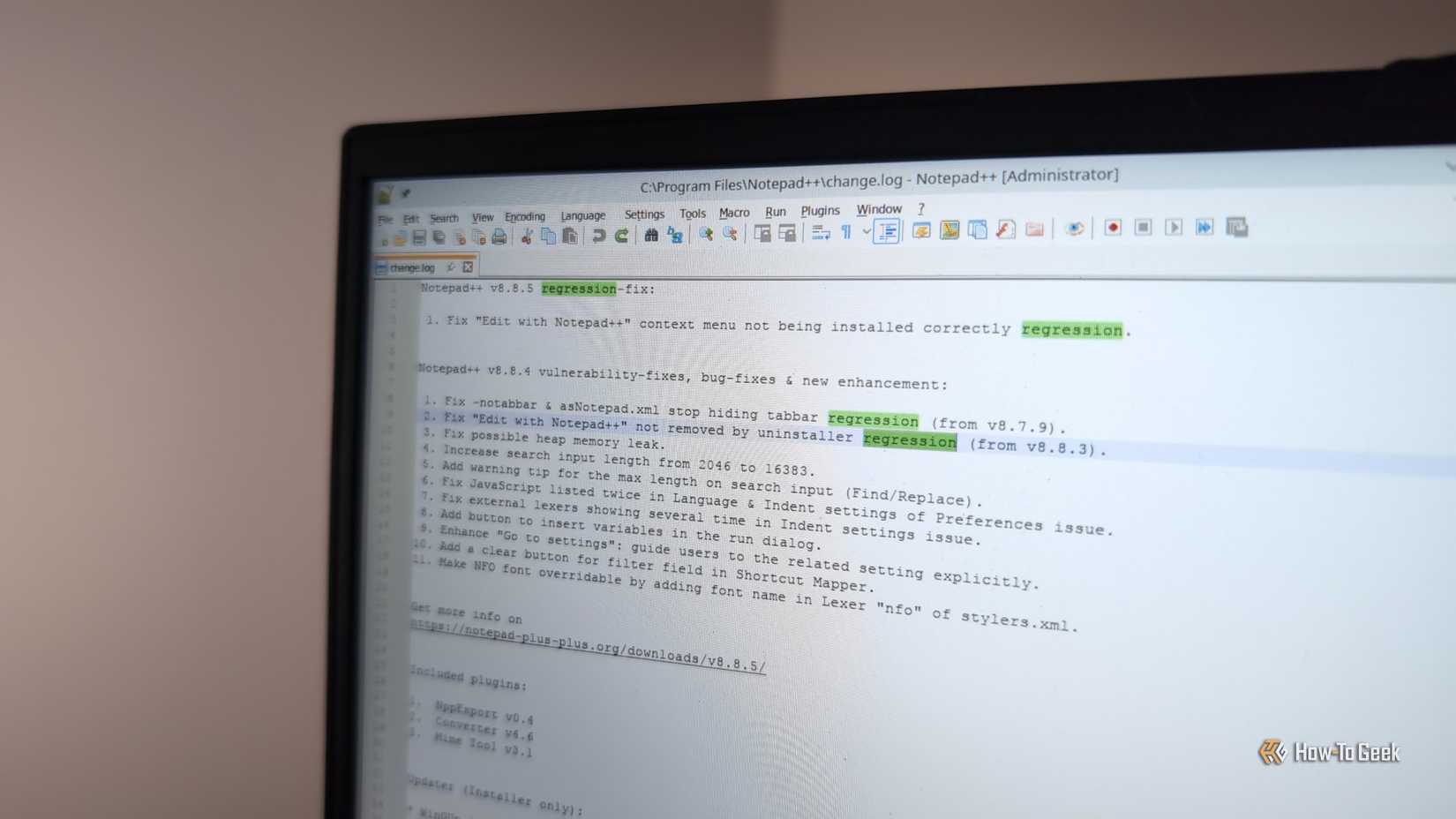 Notepad++ se abre en la pantalla de su computadora con el archivo de registro de cambios abierto.