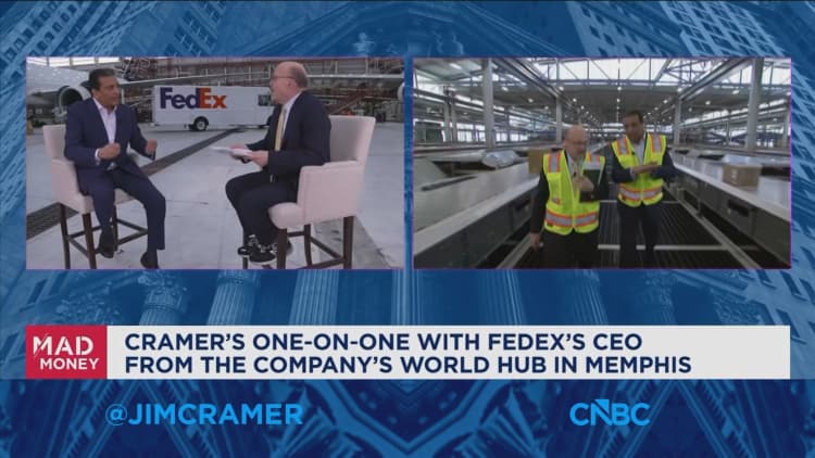 El director ejecutivo de FedEx, Raj Subramaniam, habla con Jim Cramer