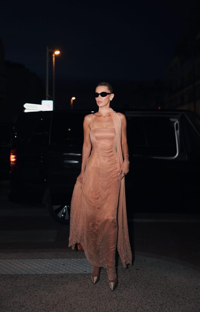 Bella Hadid usa un vestido Prada personalizado en Cannes con gafas de sol de Amazon de $ 50 aún en stock