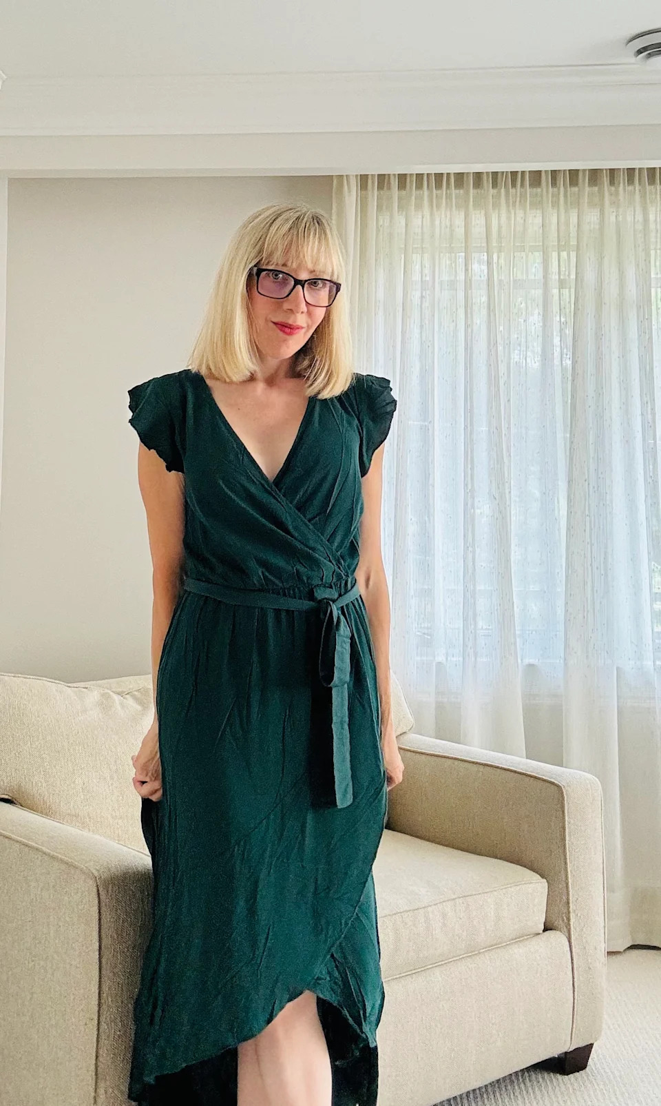 Mujer rubia con GRECERELLE Vestido largo bohemio de vacaciones para mujer Vestido largo bohemio de verano con cuello en V Vestido largo GRECERELLE perfecto para bodas (Foto vía Sarah DiMuro)