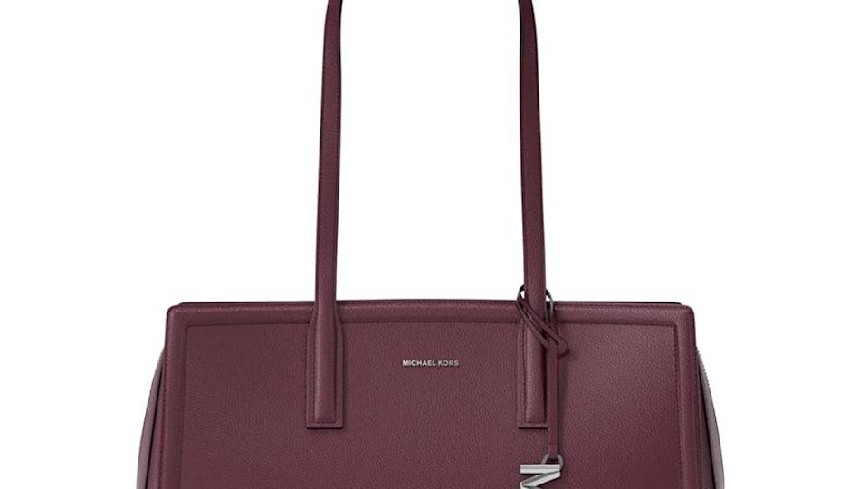 Un bolso Michael Kors de $228 con tres compartimentos grandes cuesta $91 en Amazon