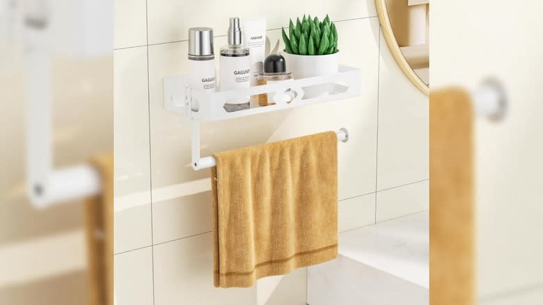 Amazon tiene un toallero de papel que también sirve como almacenamiento en la pared