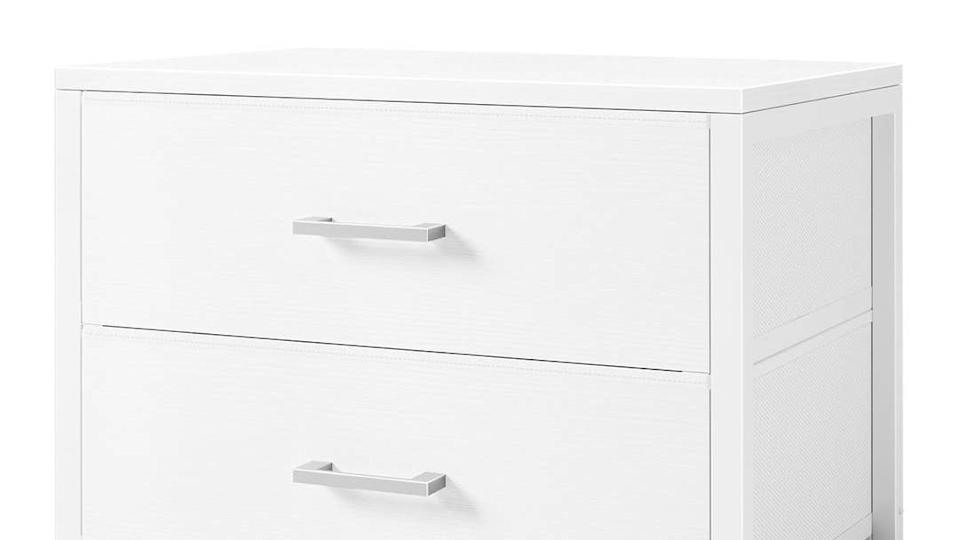 La mini cómoda apilable de $ 46 en Amazon es un excelente organizador de armario