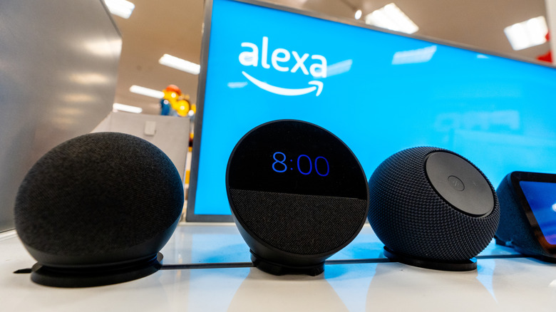 Una pantalla de Amazon Echo en una tienda minorista que muestra (de izquierda a derecha): Echo Dot, Echo Spot, Echo Dot Max y Echo Show 5.