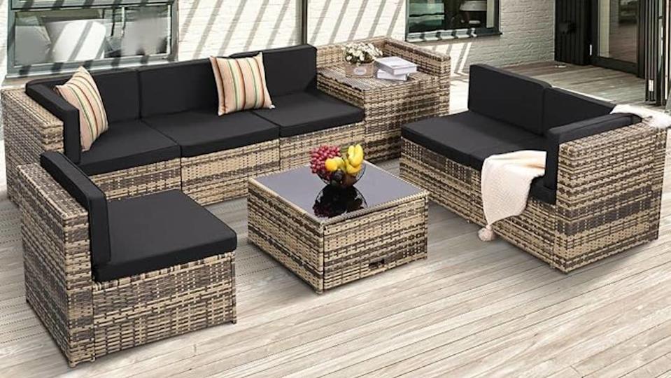 Amazon, Walmart y Target tienen muebles de exterior con almacenamiento secreto desde $107