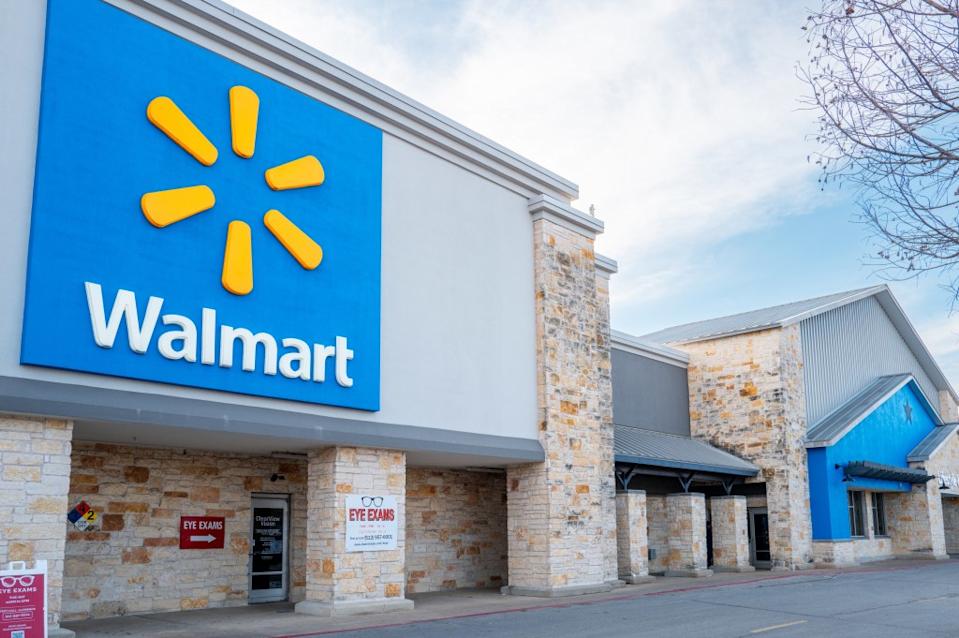 Walmart, Amazon y Target están lanzando acuerdos para competir por los consumidores en dificultades