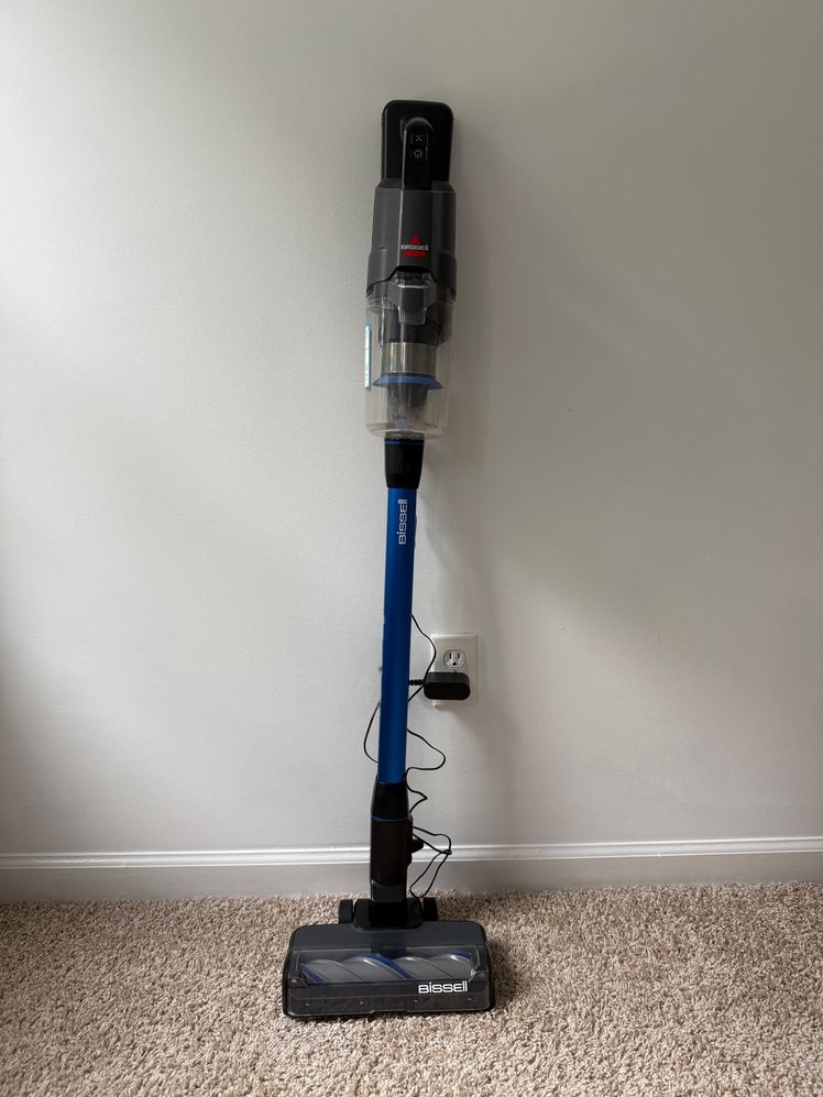 Bissell PowerClean FurFinder Aspirar a la pared sobre la alfombra.